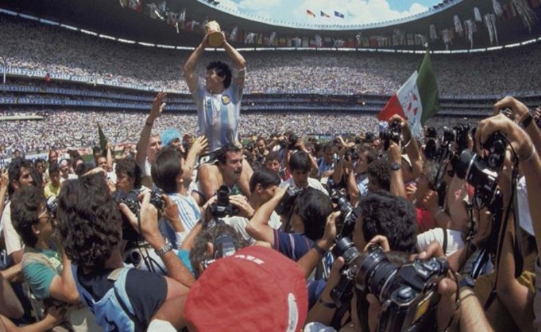 Diego Maradona hayatını kaybetti
