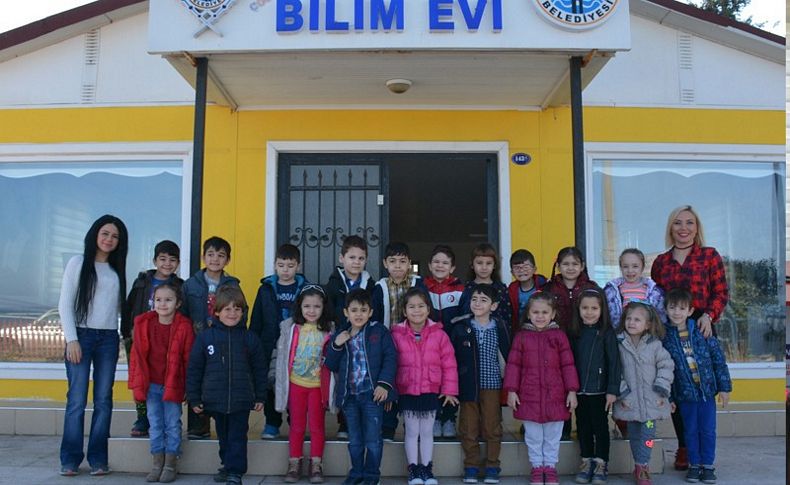 Dikili Belediyesi Çocuk Bilimevi'ne akın var