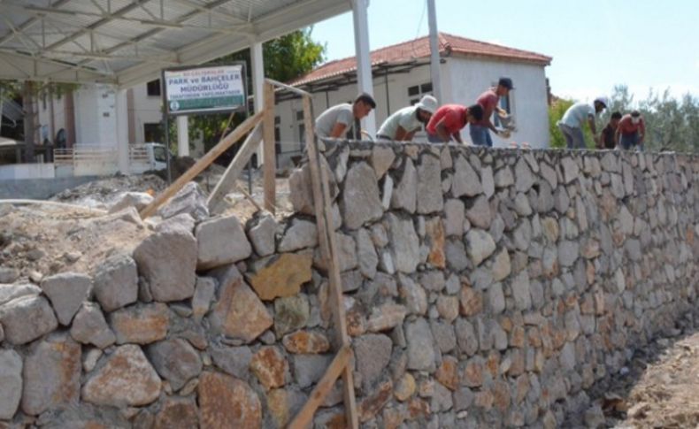 Dikili Belediyesi dört koldan çalışıyor