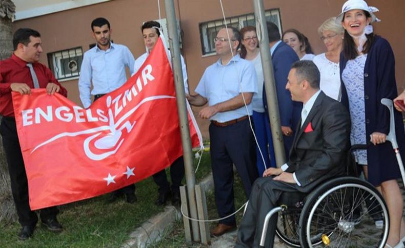 Dikili Devlet Hastanesi'ne kırmızı bayrak