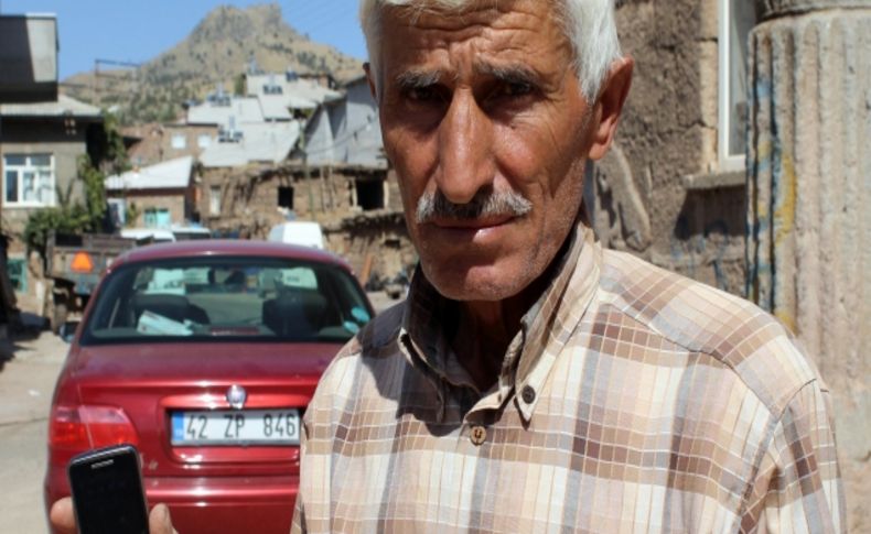 Dikilitaş köyü sakinleri cep telefonu ile konuşmak istiyor
