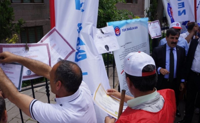 Diplomalarını, bakanlığın demir korkuluğuna astılar