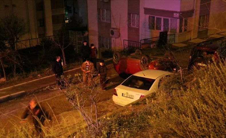 Direksiyon hakimiyetini kaybetti 2 aracın üstüne düştü