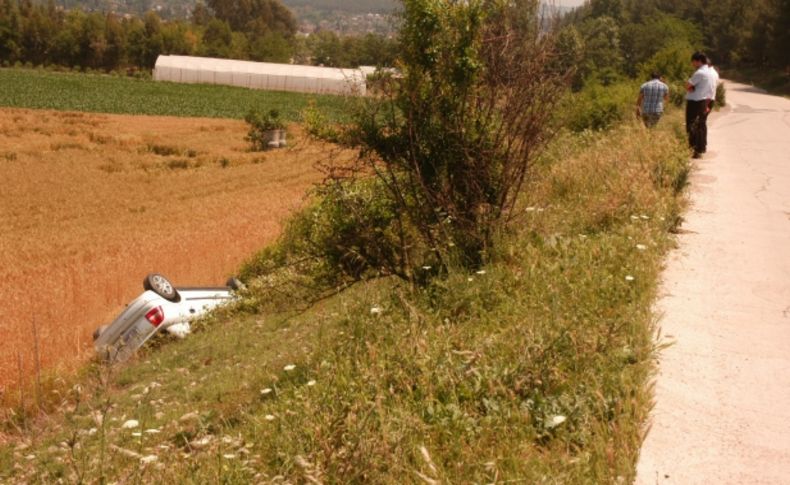 Direksiyon hakimiyeti kaybedilen otomobil şarampole devrildi: 2 yaralı