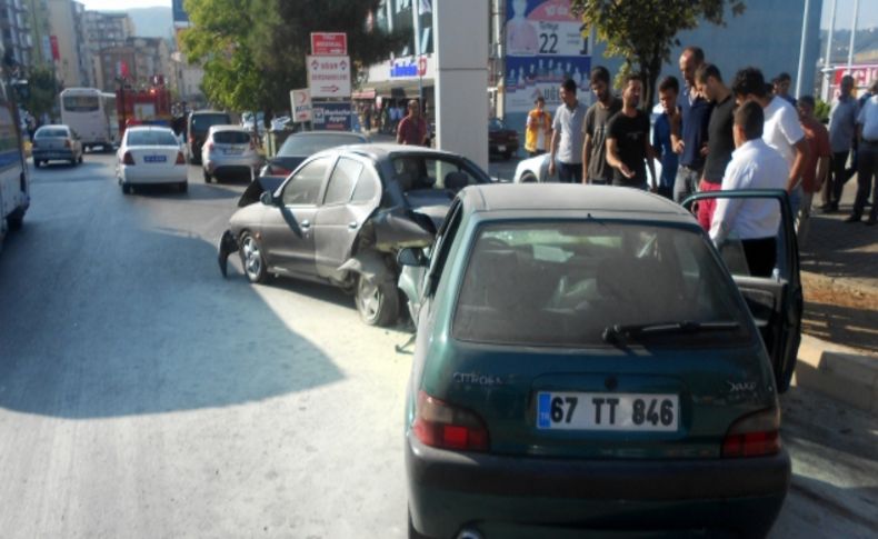 Direksiyon hakimiyetini kaybeden sürücü 3 araca çarptı