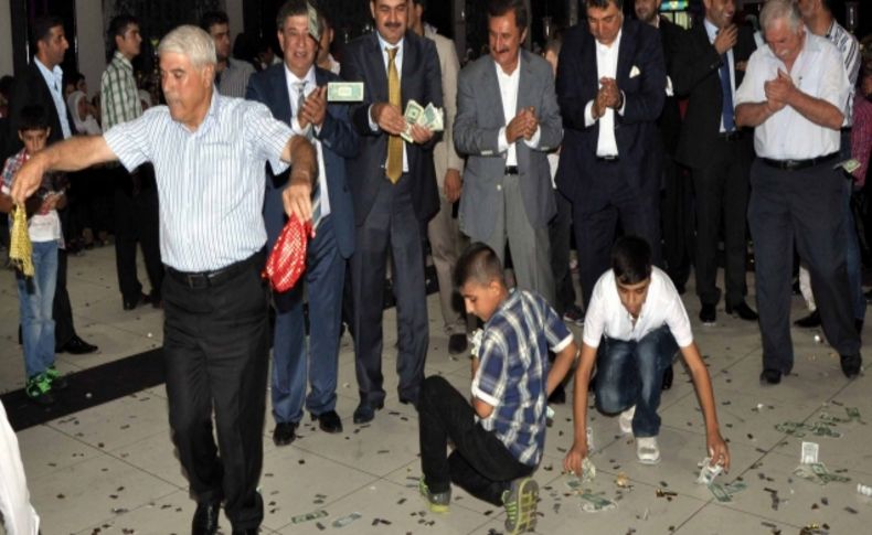 Diyarbakırlı çiftin düğününde dolarlar uçuştu