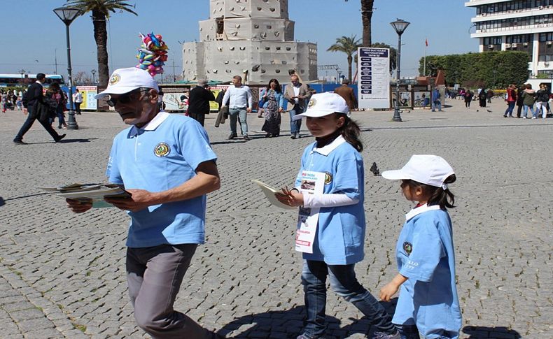 Doğa gönüllüsü broşür dağıttı