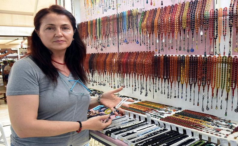Doğal taşlardan tespih yapıyor
