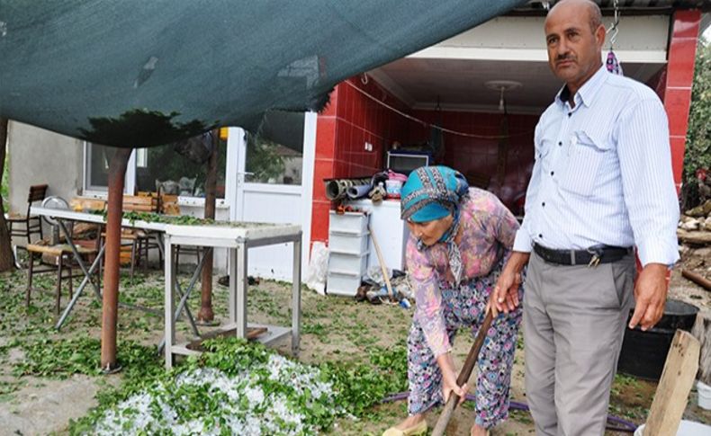 İzmir'de dolu tarım ürünlerini vurdu!