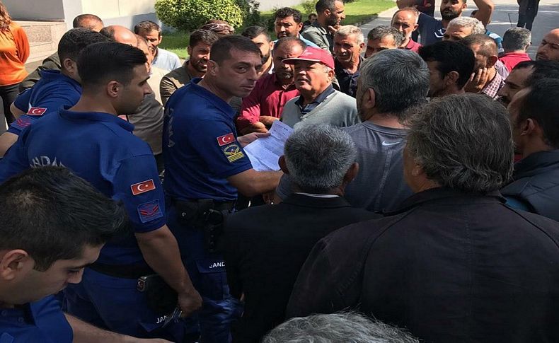 Domates üreticisinden fabrika önünde eylem