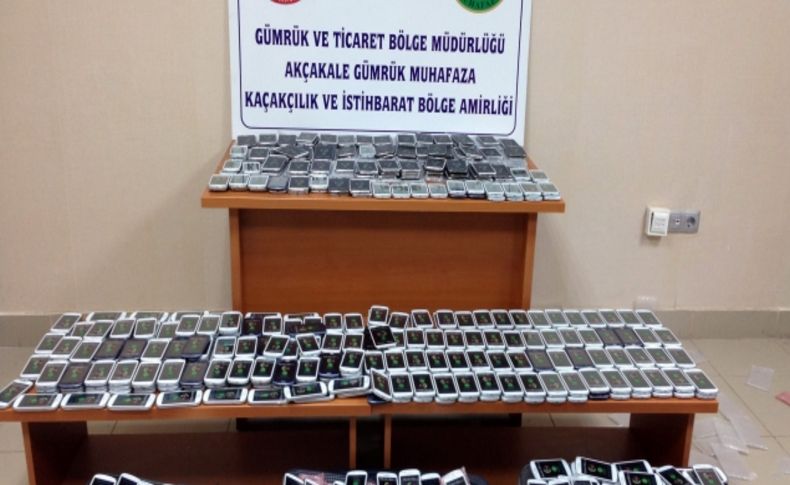 Dubai yolcularının bagajından 615 kaçak cep telefonu çıktı