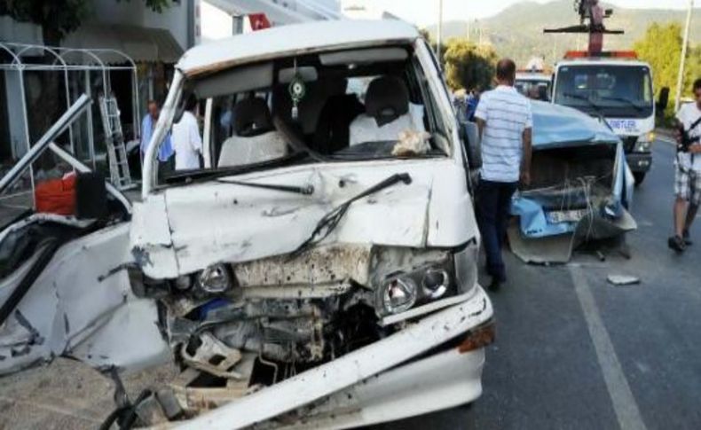 Düğün dönüşü kaza: 13 yaralı