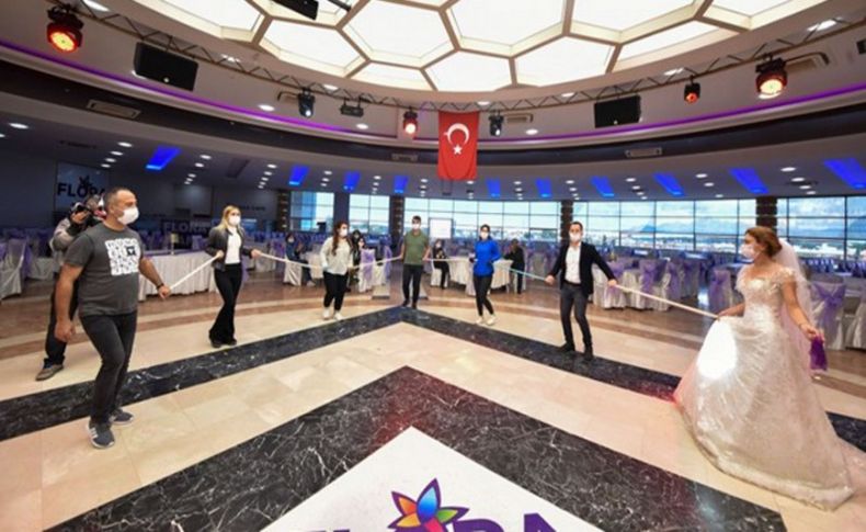 Düğünlerde 'sosyal mesafe çubuğu' ile halay önerisi