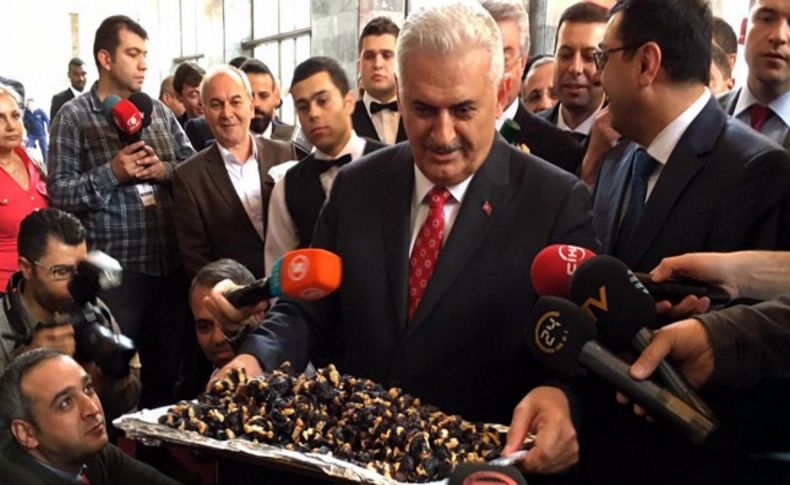 Yıldırım, meclise cevizli dut pestiliyle girdi