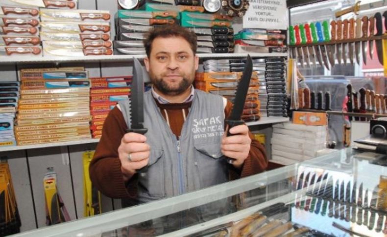 Duvarı delip 10 bin liralık bıçak çaldılar