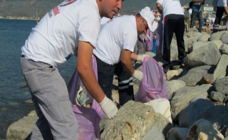 Edremit Körfezi'nin gönüllü temizlik elçileri sahillerde çalışmaya başladı