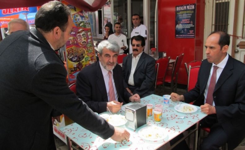 Edremit'te Kutlu Doğum pilavı ve ayran dağıtıldı