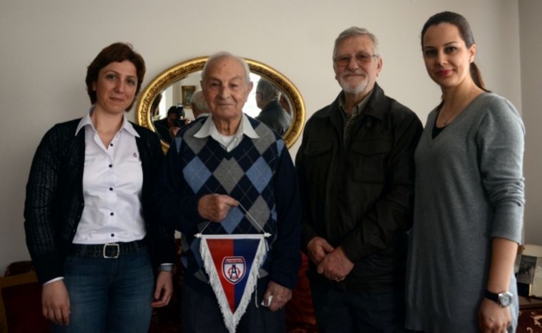 Efsane futbolcuya anlamlı ziyaret
