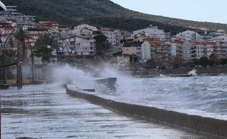 Ege'de şiddetli rüzgar hayatı olumsuz etkiliyor