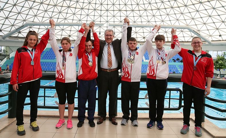 Ege Üniversitesi'nde başarılı sporculara ödül