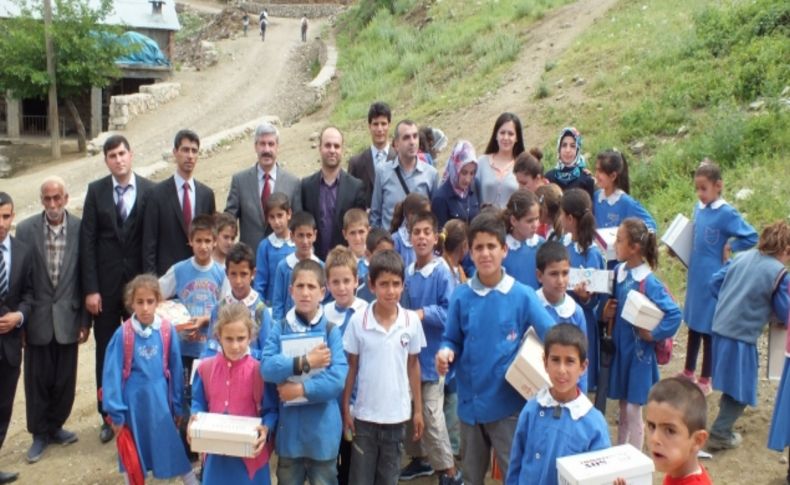 Eğitim Fakültesi öğrencilerinden ilköğretim öğrencilerine yardım
