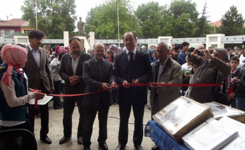 Eğitim gönüllüleri fakir öğrenciler yararına kermes düzenledi