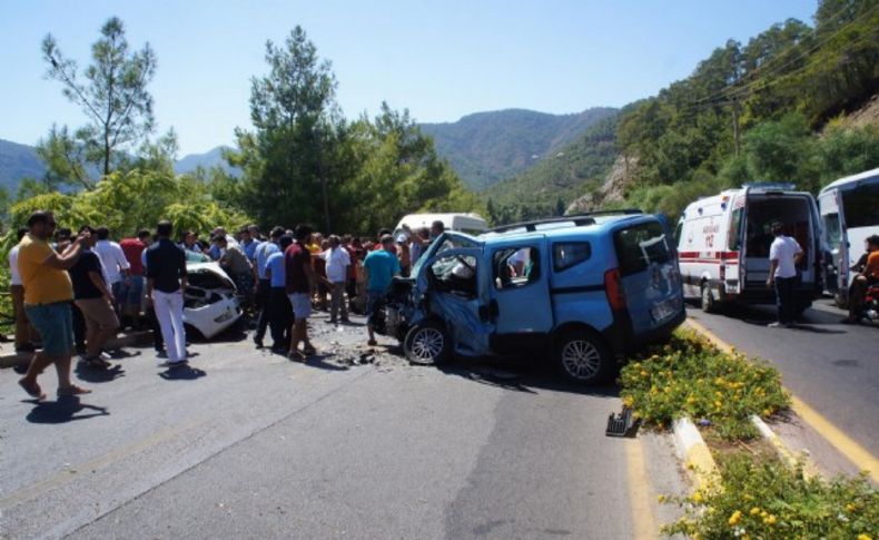 Ehliyetsiz sürücü karşı şeride geçti: 3 yaralı