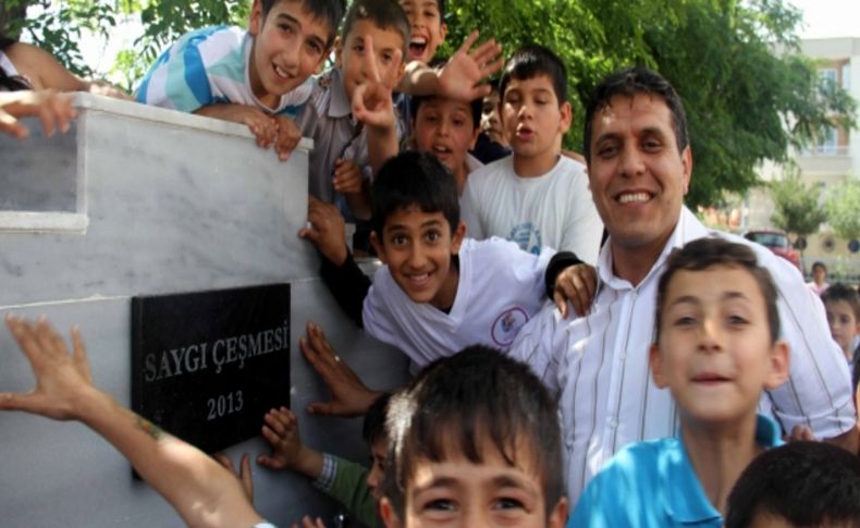 Ek ders ücretleriyle öğrencilerine çeşme yapan öğretmene ödül