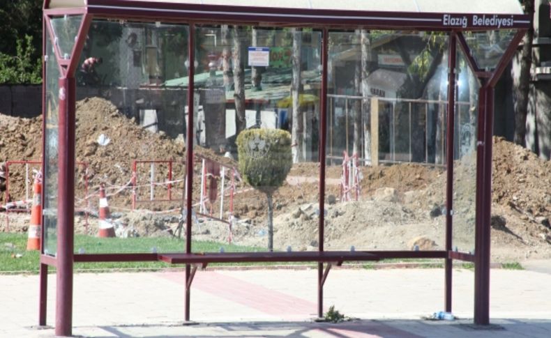 Elazığ'da otobüs duraklarına reklam asanlara para cezası kesilecek