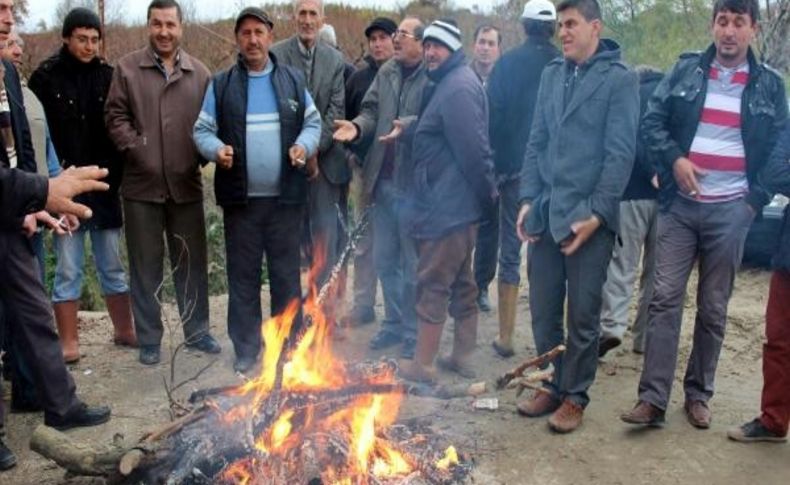 Ellerinde Sopalarla Köy Girişini Kapattilar