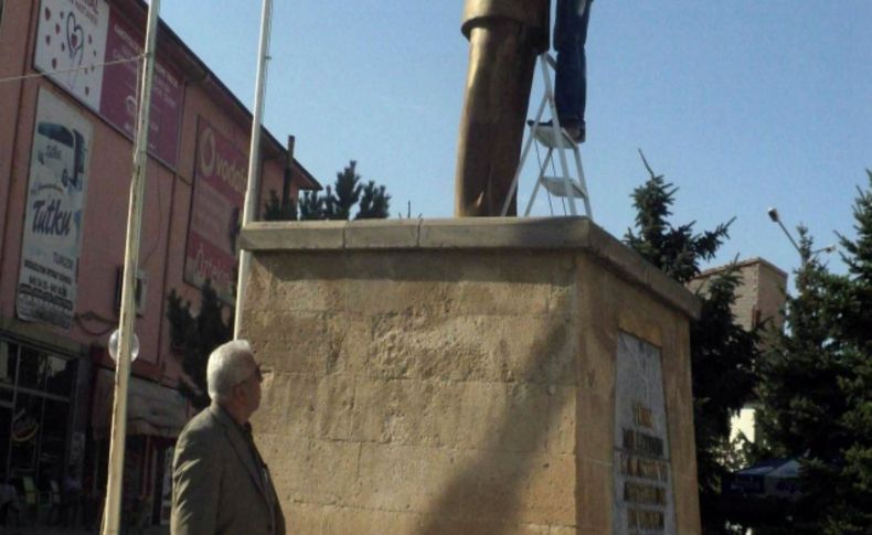 Emekli Başçavuş, Atatürk Anıtı’nın bakımı yaptırdı