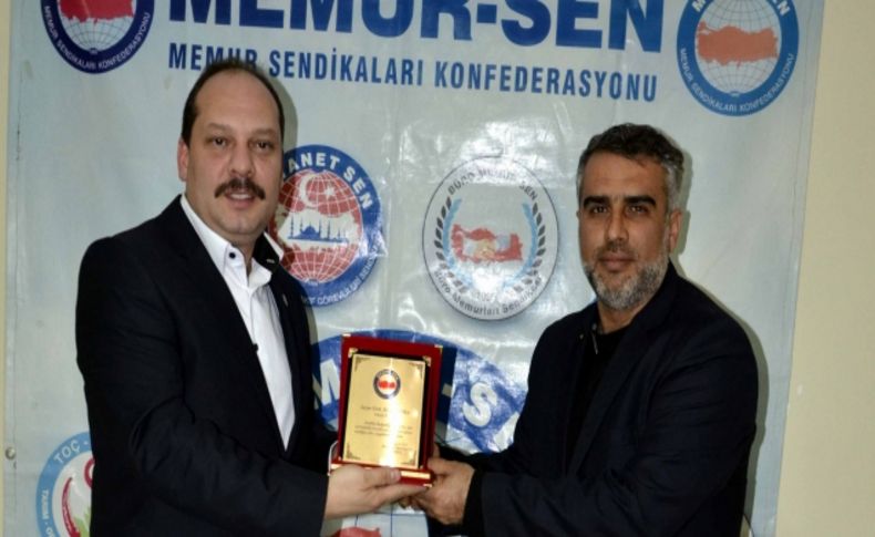Emekli olan sendikacılara teşekkür plaketi