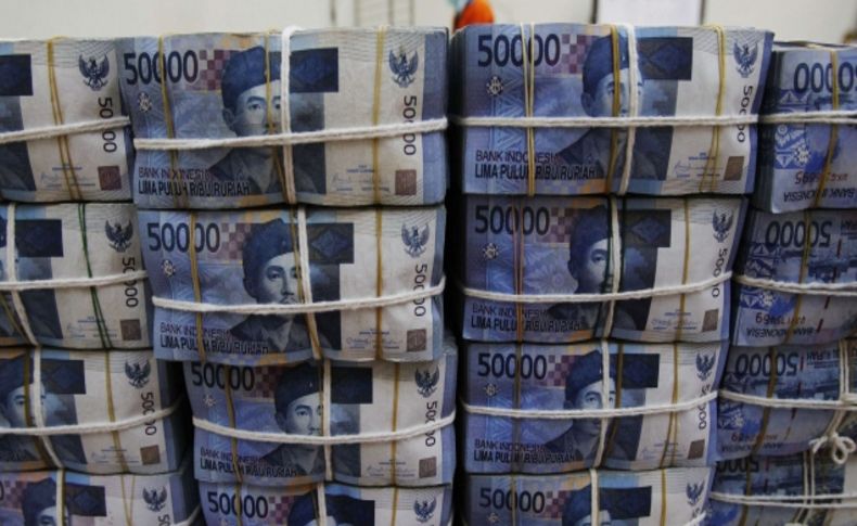 Endonezya'da ABD doları psikolojik sınıra dayandı