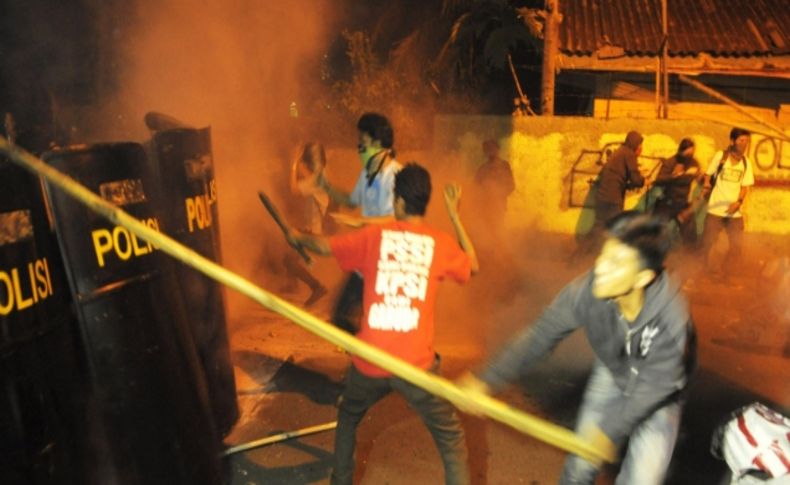 Endonezya'da indirimli benzine zam gösterileri dinmiyor