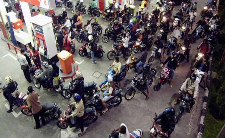 Endonezya'da sübvanse benzine zam yapıldı