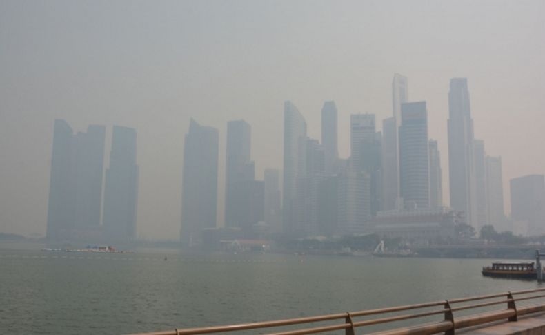 Endonezya’daki orman yangınları Singapur’u duman altında bıraktı