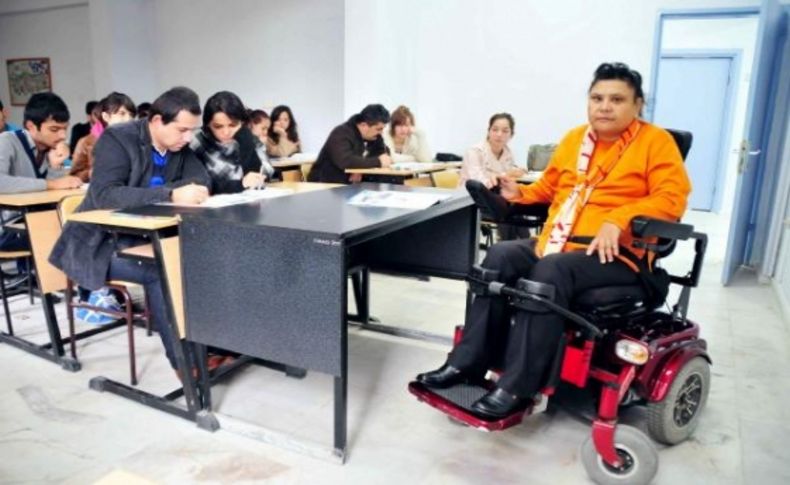 Engeller onu öğrencilerinden koparamadı