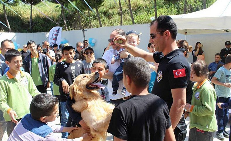 Engelli çocuklara polis şefkati
