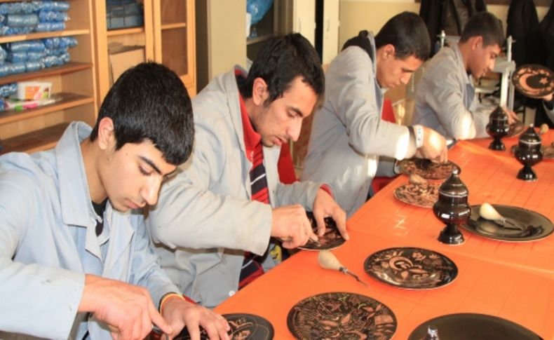 Engelli gençler bakır ustalığına soyundu