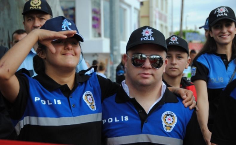 Engelli öğrenciler, sorunlarına polis elbisesi giyerek dikkat çekti