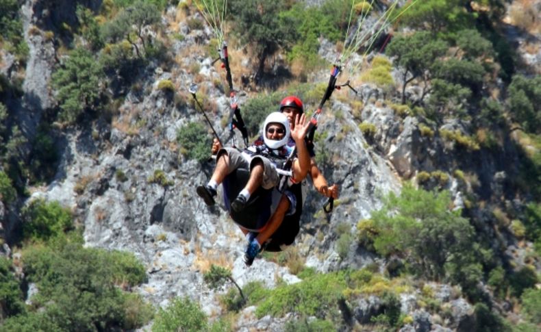Engelli sporcular tekerlekli sandalyelerini bırakıp gökyüzünde uçtu