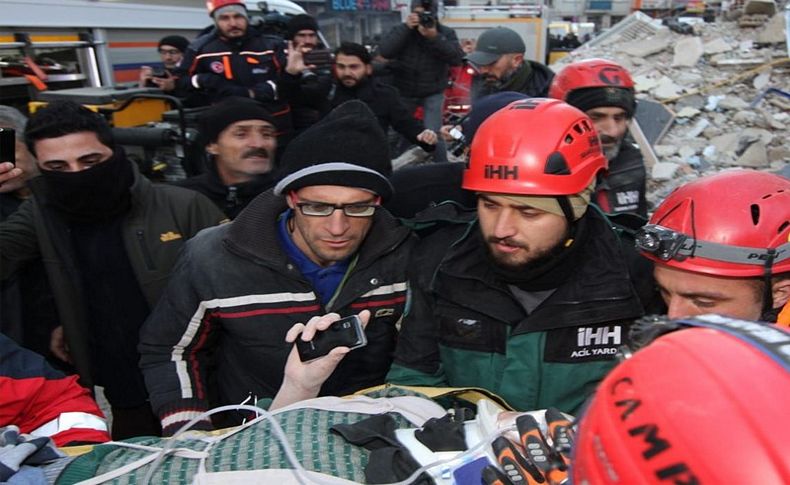 Enkaz altından telefon edip yerini söyledi