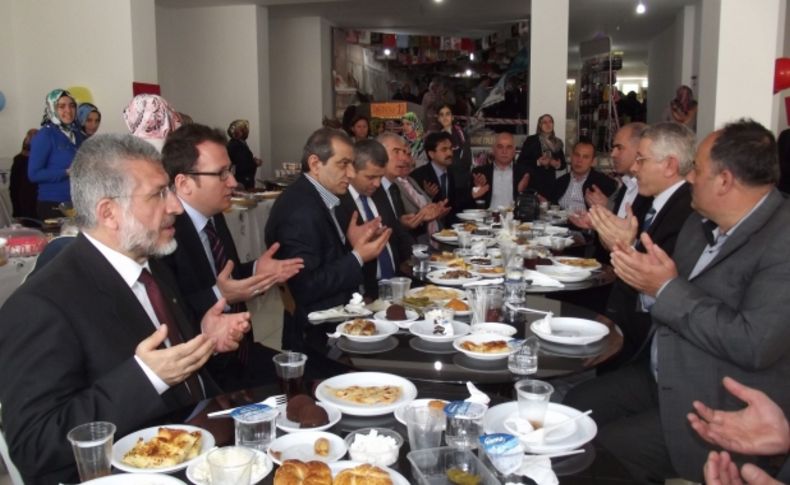 Erbaalı hanımlar, ihtiyaç sahibi öğrenciler yararına kermes düzenledi