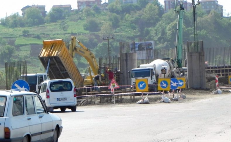 Erdemir Köprülü Kavşağı inşaatı sürüyor
