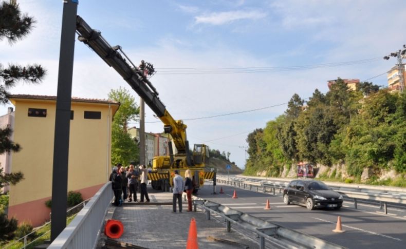 Erdemyuva üst geçidinin ayakları monte ediliyor