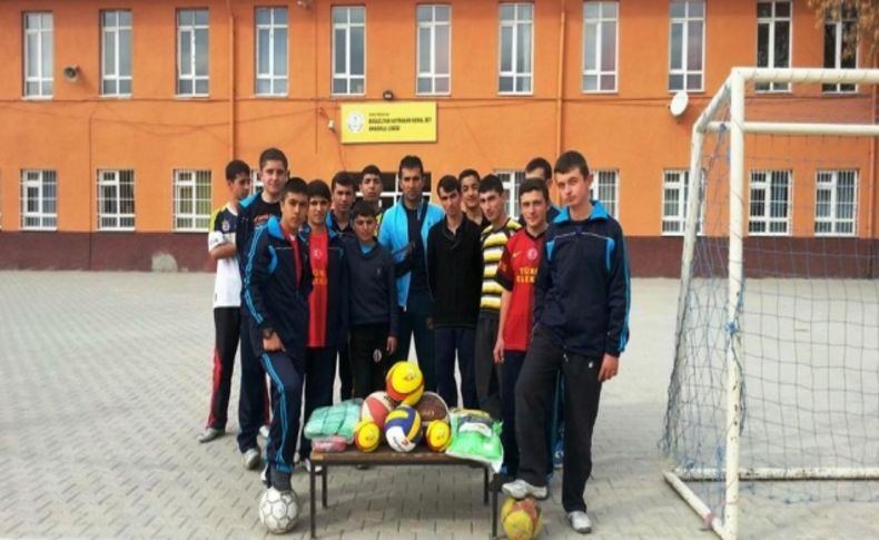 ERÜ öğrencilerinden okullara yardım