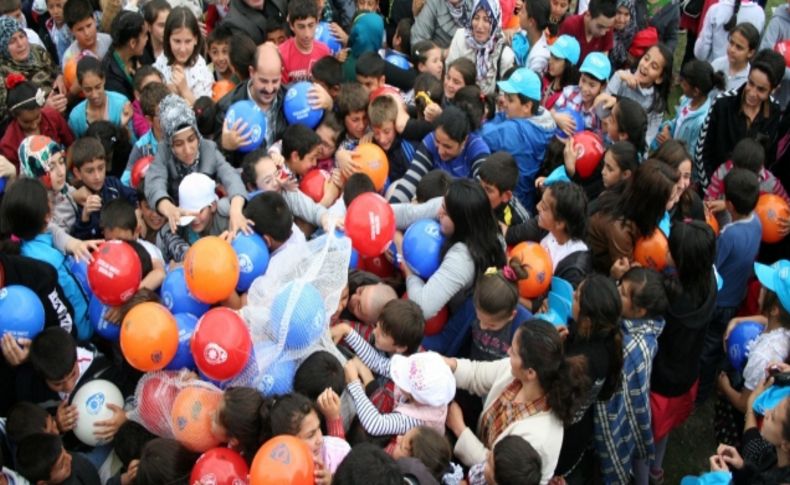 Erzincan İl Emniyet Müdürlüğü'nün uçurtma şenliğinde izdiham yaşandı