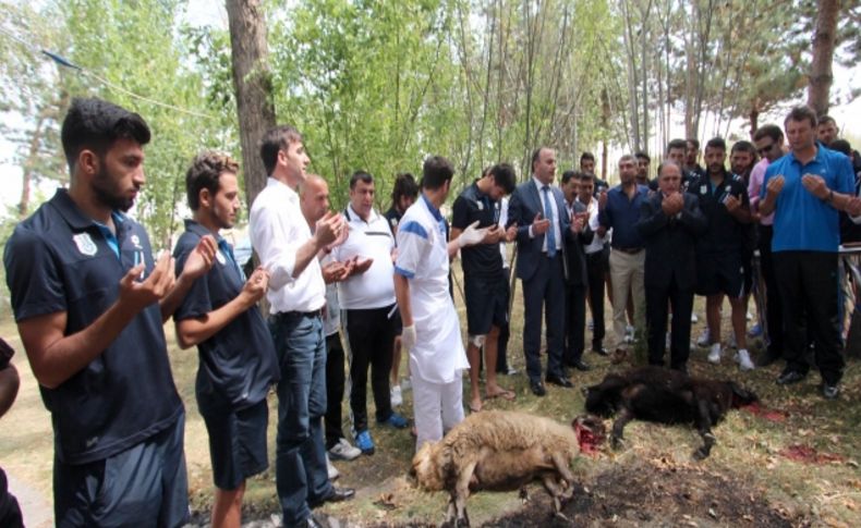 Erzurum Büyükşehir Belediyespor, sezona kurban kesimiyle başladı