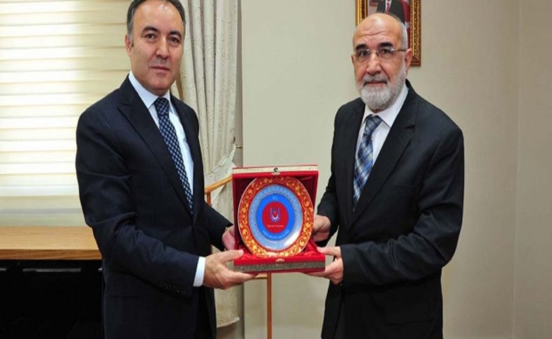 Erzurum Valisi Altıparmak’tan Müftü Arslan’a plaket
