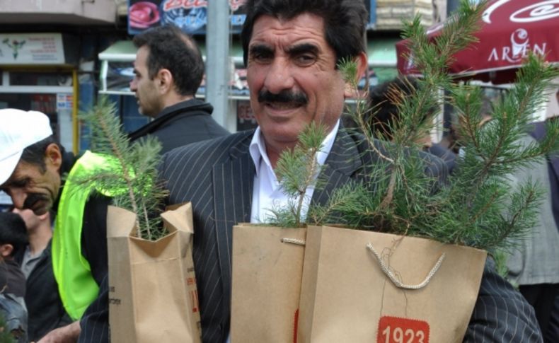 Erzurum’da Hz. Muhammed (sav) için 20 bin fidan dağıtıldı